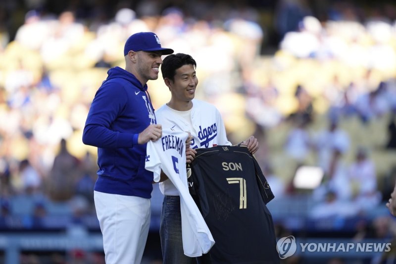 LA 다저스 프레디 프리먼과 유니폼 교환하는 손흥민.연합뉴스