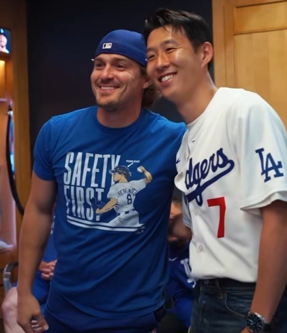 손흥민(오른쪽)과 엔리케 에르난데스.연합뉴스