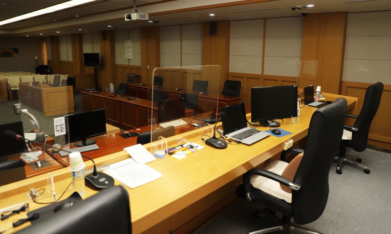 공격해 환청에 일면식 없는 女 향해 흉기 휘두른 10대男