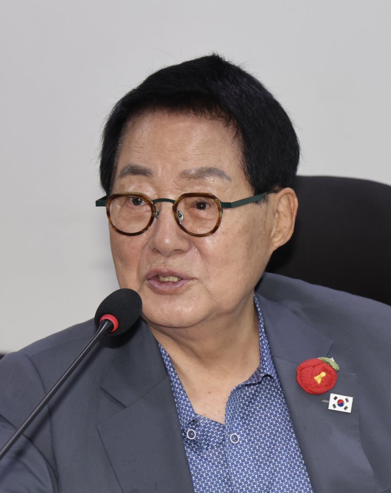 [서울=뉴시스] 김명년 기자 = 박지원 더불어민주당 가상 바카라이 10일 오전 서울 여의도 국회 가상 바카라회관에서 열린 '농산물 유통시장의 진단과 대응방안 모색 : 농업혁신포럼 전문가 초청 강연'에서 발언하고 있다 2025.07.10. kmn@newsis.com