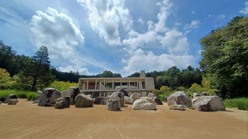 경주 솔밭을 지나면 나오는 '선곡서원' 취병루