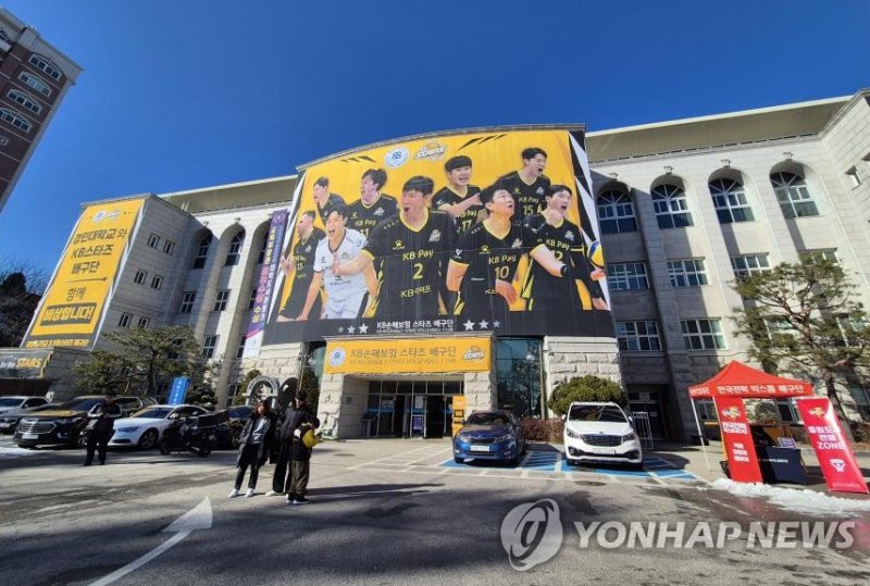 프로배구장으로 변신한 대학 체육관 (출처=연합뉴스)
