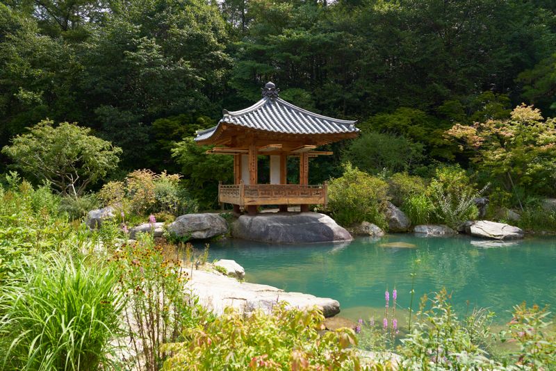 옥빛 연못과 정자가 인상적인 '용반연'