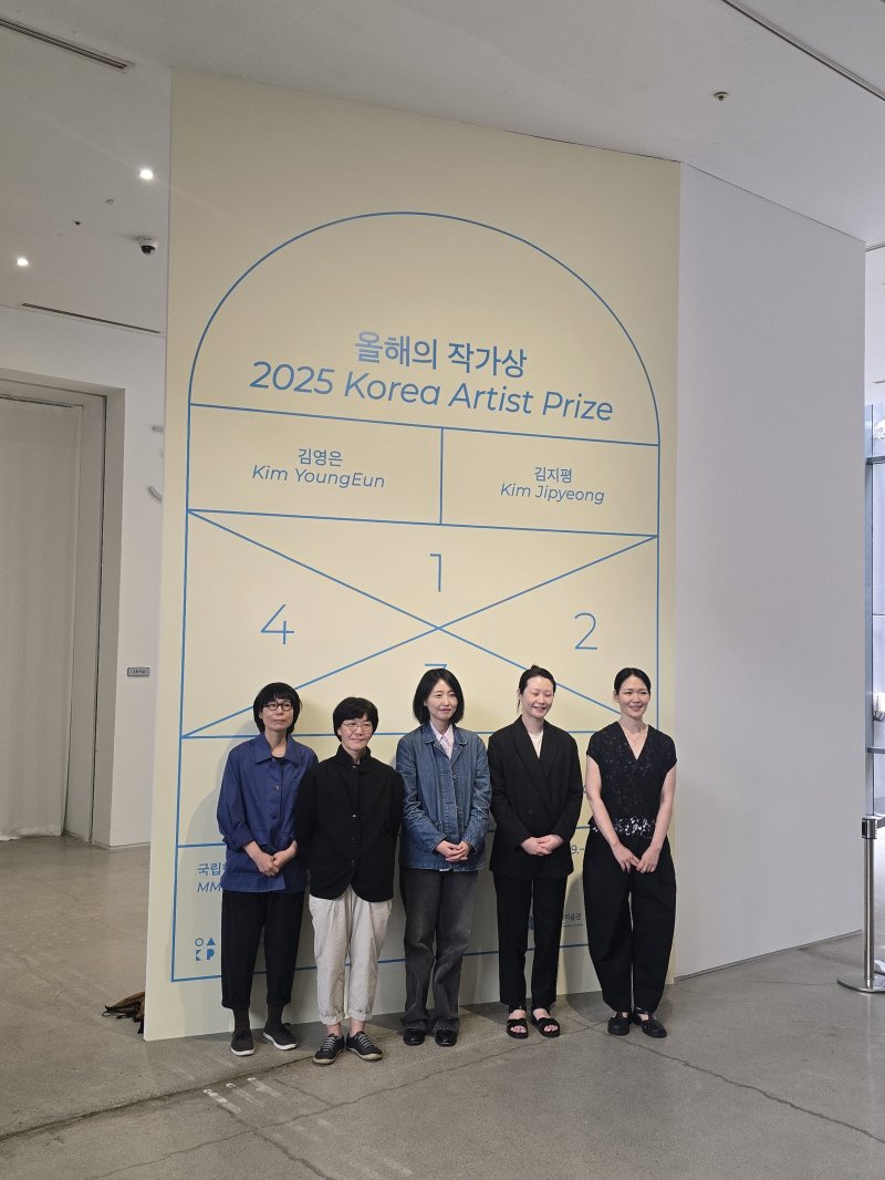 '올해의 인기있는바카라사이트 2025' 후원 작가. 왼쪽부터 언메이크랩(최빛나, 송수연), 임영주, 김영은, 김지평. ⓒ 인기있는바카라사이트1 김정한 기자