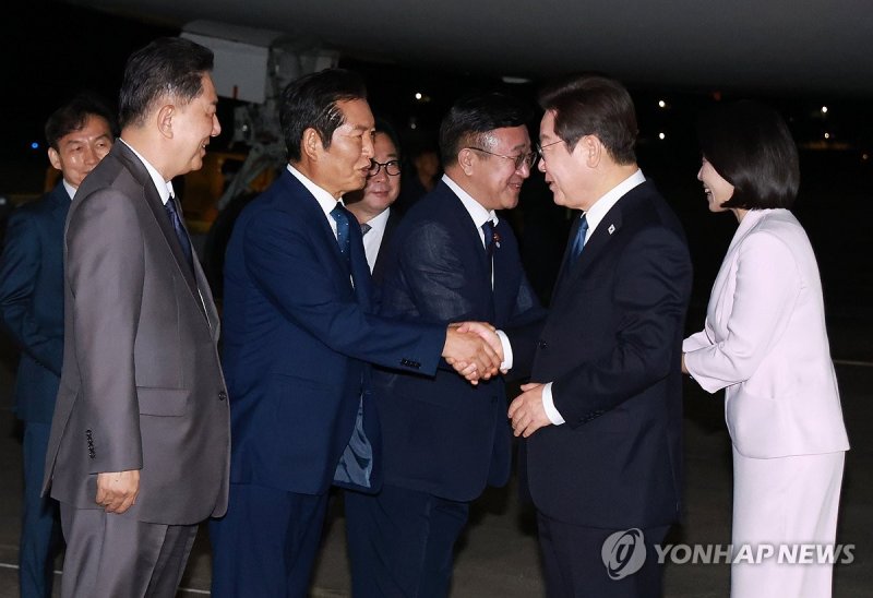 이재명 대통령, 정청래 대표와 인사 (출처=연합뉴스)