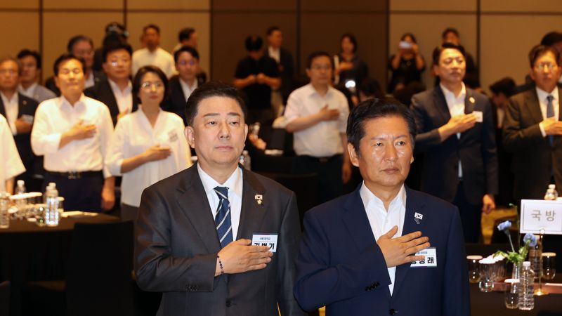 2025 정기국회 더불어민주당 국회의원 워크숍이 28일 오후 인천 중구 파라다이스시티 호텔에서 열렸다. 참석한 의원들이 국민의례를 하고 있다. 사진=서동일 기자