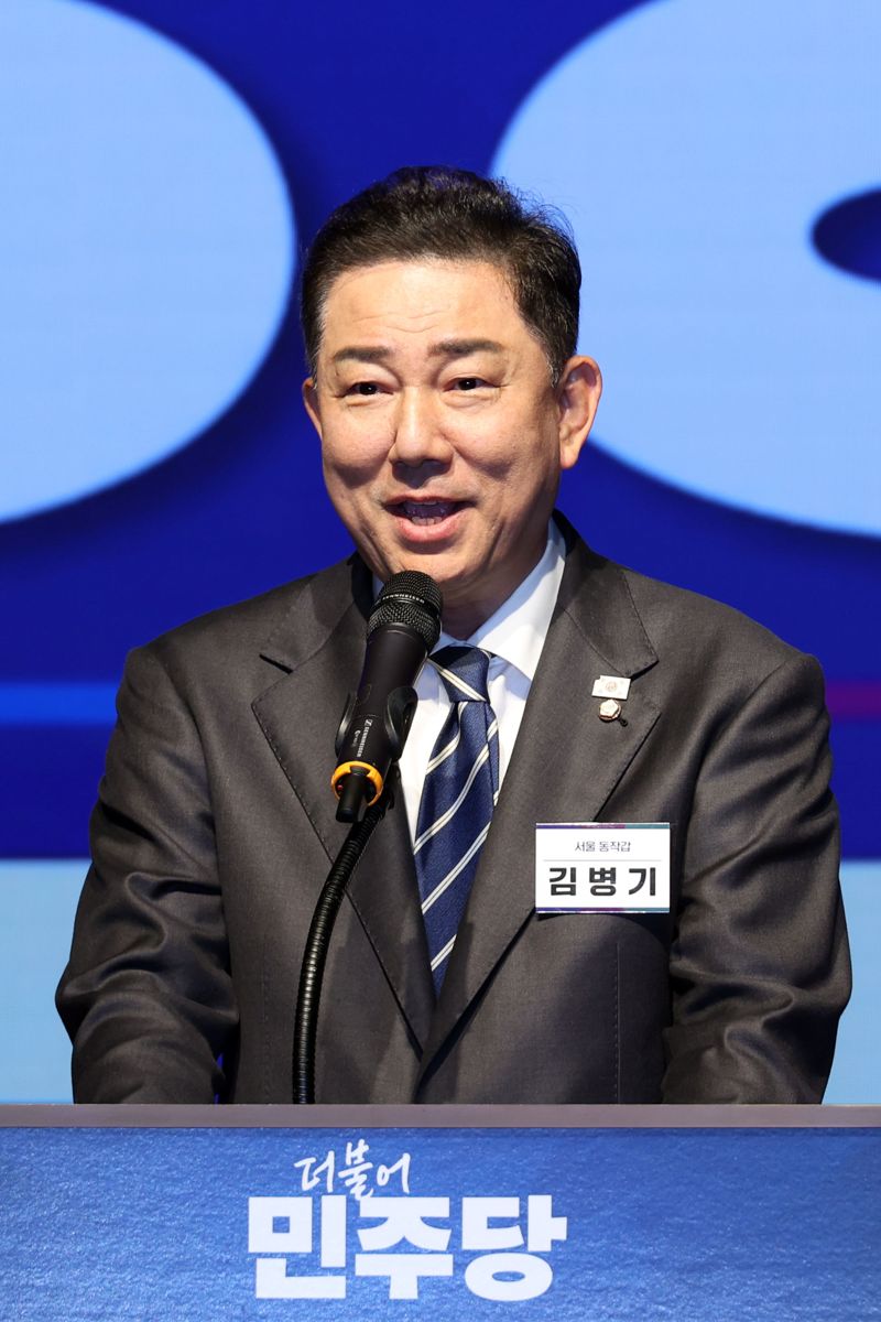 2025 정기국회 더불어민주당 국회의원 워크숍이 28일 오후 인천 중구 파라다이스시티 호텔에서 열렸다. 김병기 원내대표가 인사말을 하고 있다. 사진=서동일 기자