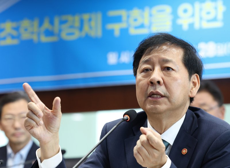 구윤철 경제부총리 겸 기획재정부 장관이 28일 오후 서울 중구 포스트타워에서 열린 초혁신 경제 구현을 위한 공기업 라이브바카라장 워크숍에서 모두발언을 하고 있다. 2025.8.28/라이브바카라1 ⓒ News1 오대일 기자