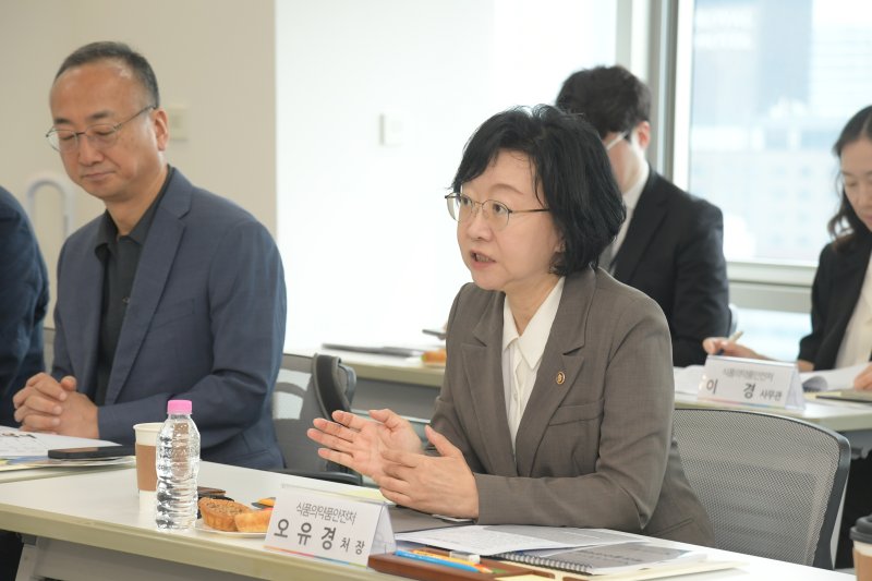 [서울=뉴시스] 28일 오유경 식약처장은 서울 중구에 있는 한국희귀필수해외 바카라사이트센터를 방문해 희귀·필수해외 바카라사이트 공급지원을 위한 센터의 사업 현황을 살펴보고 환자단체, 의·약사 단체, 제약사와 함께 '의약품 공급지원을 위한 현장 소통 간담회'를 개최했다. (사진=식약처 제공) 2025.08.28. photo@newsis.com *재판매 및 DB 금지