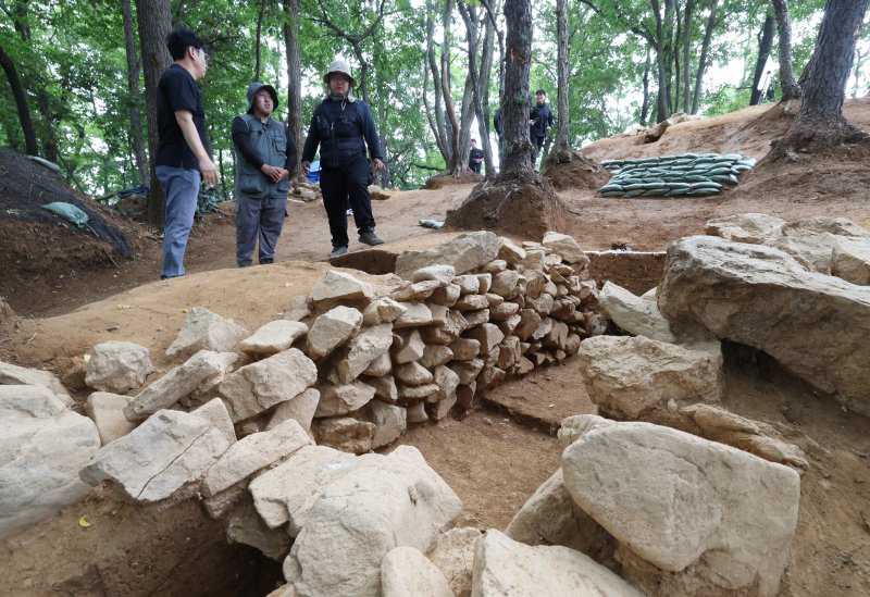 28일 경기 용인시 기흥구 보라산 메이저 바카라 긴급발굴조사 현장에서 시민들이 발굴 현장과 출토 유물을 살펴보고 있다. 2025.8.28/뉴스1 ⓒ News1 김영운 기자