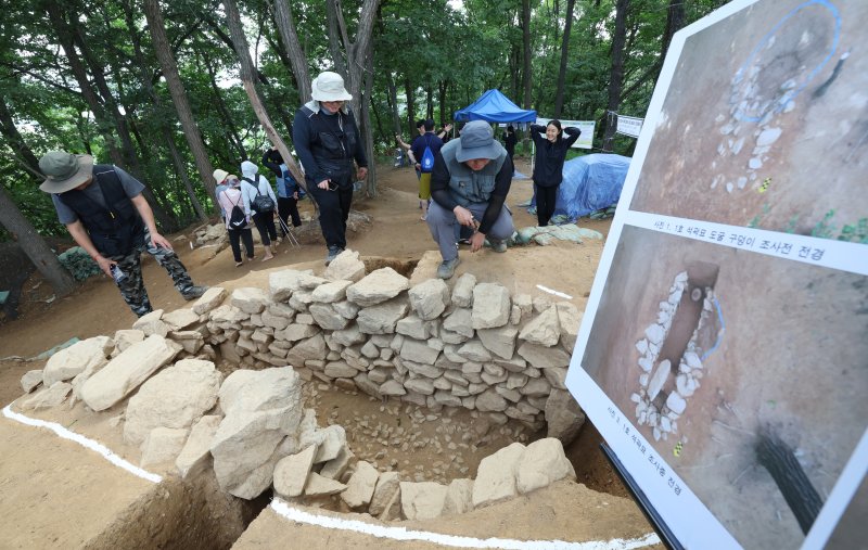 28일 경기 용인시 기흥구 보라산 메이저 바카라 긴급발굴조사 현장에서 시민들이 발굴 현장과 출토 유물을 살펴보고 있다. 2025.8.28/뉴스1 ⓒ News1 김영운 기자