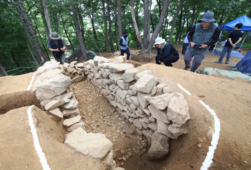 28일 경기 용인시 기흥구 보라산 메이저 바카라 긴급발굴조사 현장에서 시민들이 발굴 현장과 출토 유물을 살펴보고 있다. 2025.8.28/뉴스1 ⓒ News1 김영운 기자
