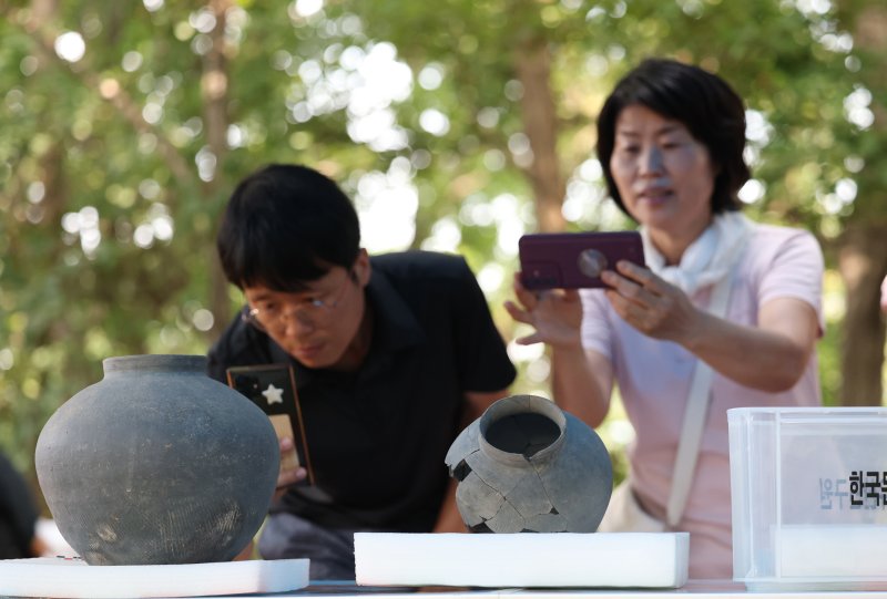 28일 경기 용인시 기흥구 보라산 메이저 바카라 긴급발굴조사 현장에서 시민들이 발굴 현장과 출토 유물을 살펴보고 있다. 2025.8.28/뉴스1 ⓒ News1 김영운 기자