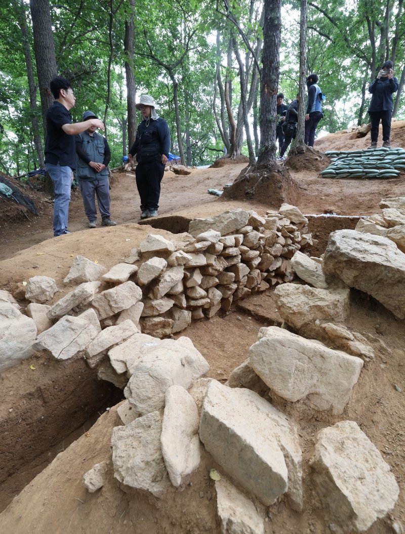 28일 경기 용인시 기흥구 보라산 메이저 바카라 긴급발굴조사 현장에서 시민들이 발굴 현장과 출토 유물을 살펴보고 있다. 2025.8.28/뉴스1 ⓒ News1 김영운 기자