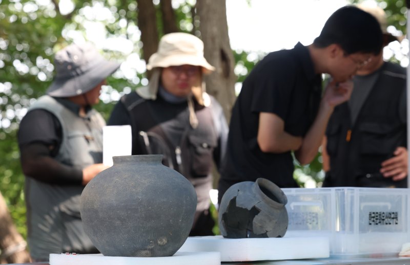 28일 경기 용인시 기흥구 보라산 메이저 바카라 긴급발굴조사 현장에서 시민들이 발굴 현장과 출토 유물을 살펴보고 있다. 2025.8.28/뉴스1 ⓒ News1 김영운 기자
