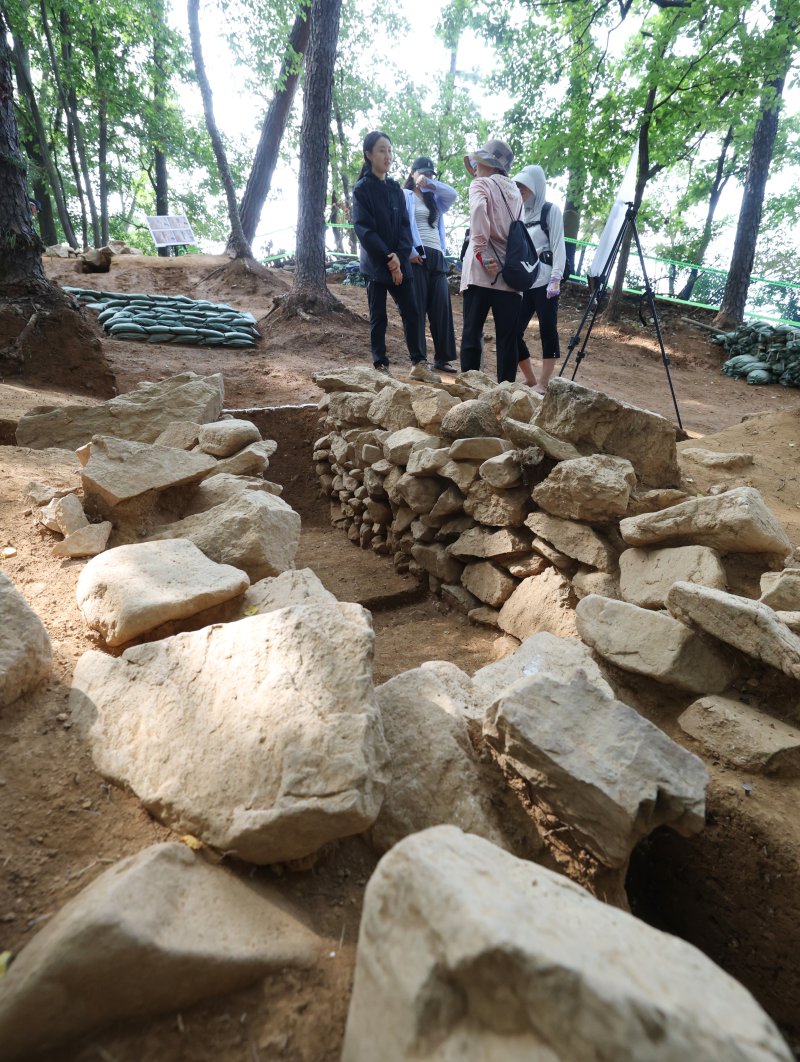 28일 경기 용인시 기흥구 보라산 메이저 바카라 긴급발굴조사 현장에서 시민들이 발굴 현장과 출토 유물을 살펴보고 있다. 2025.8.28/뉴스1 ⓒ News1 김영운 기자