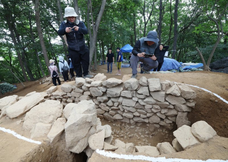 28일 경기 용인시 기흥구 보라산 메이저 바카라 긴급발굴조사 현장에서 시민들이 발굴 현장과 출토 유물을 살펴보고 있다. 2025.8.28/뉴스1 ⓒ News1 김영운 기자