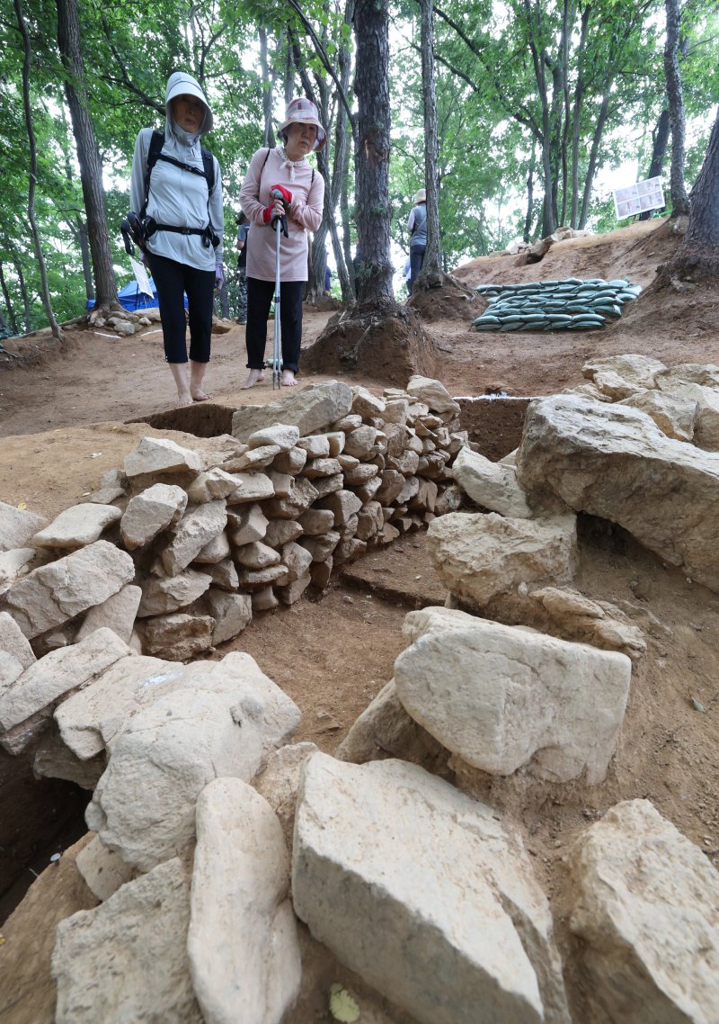 28일 경기 용인시 기흥구 보라산 메이저 바카라 긴급발굴조사 현장에서 시민들이 발굴 현장과 출토 유물을 살펴보고 있다. 2025.8.28/뉴스1 ⓒ News1 김영운 기자