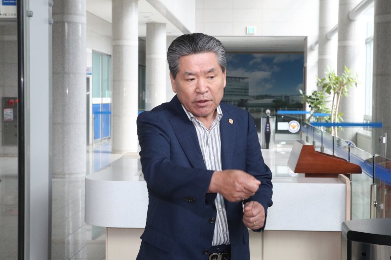 김영환 충북지사에게 해외출장 경비 명목으로 금품을 건넨 바카라사이트 신고를 받는 윤현우 충북체육회장이 27일 청주시 충북경찰청으로 출석하며 취재진 질문에 답하고 있다. 2025.8.27/뉴스1 ⓒ News1 김용빈 기자
