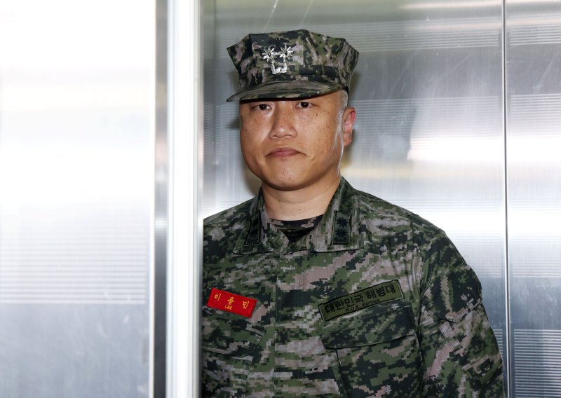 [서울=뉴시스] 홍효식 기자 = 고 채 바카라 사이트 디시 소속 부대장이었던 이용민 전 해병대 포7대대장이 28일 오후 서울 서초구 순직해병 특검 사무실에 피의자 신분으로 출석하고 있다. 2025.08.28. yesphoto@newsis.com