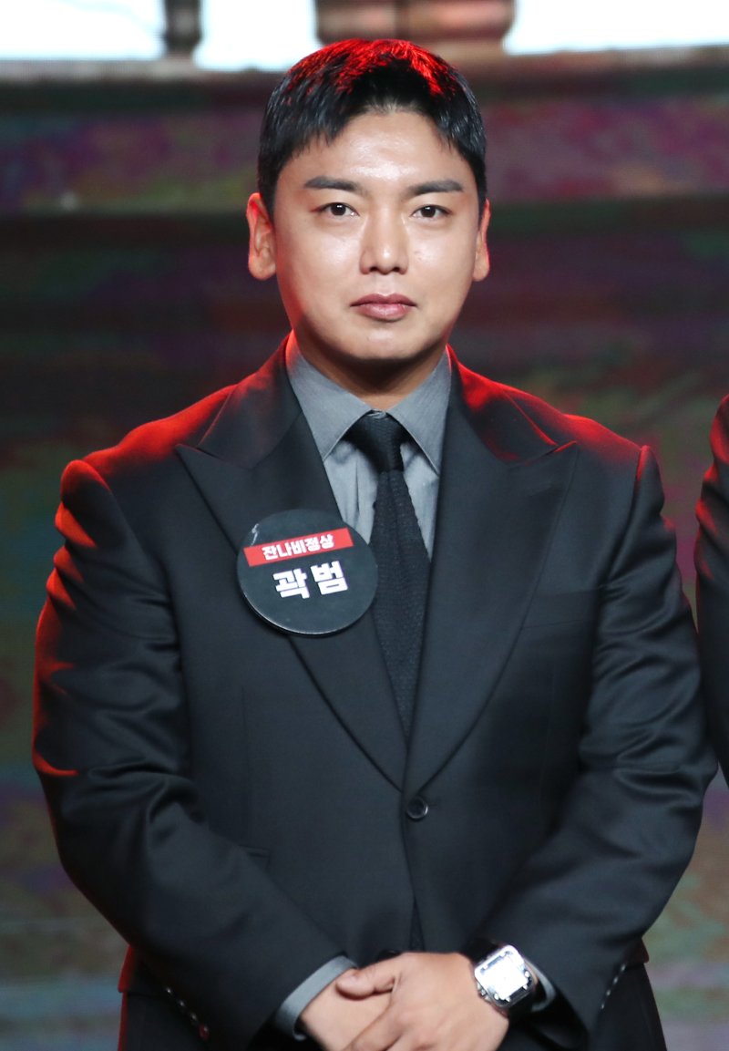 곽범, '뭉찬4' 촬영 중 다리 부상으로 목발 종아리뼈 골절…발목 인대도 완파