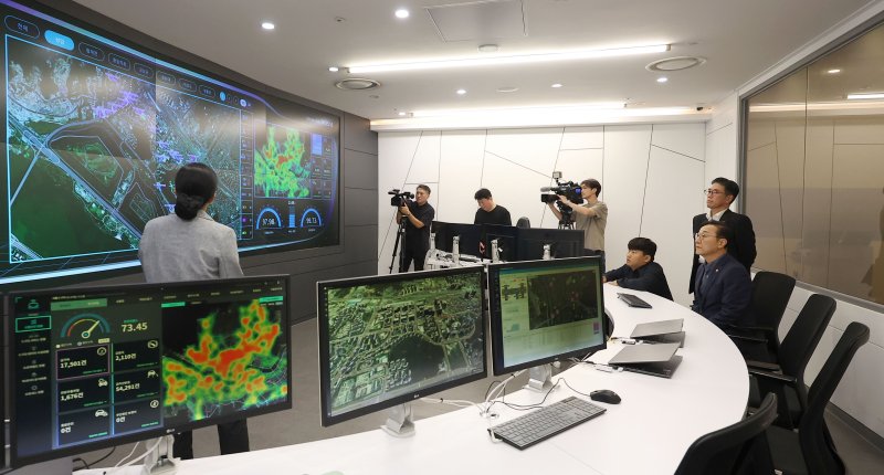 김윤덕 국토교통부 장관이 28일 서울 마포구 미래모빌리티센터에서 서울시 자율주행 운행 현황 설명을 청취하고 있다. 뉴시스