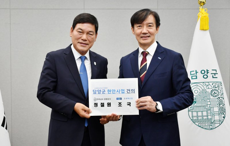 [먹튀없는 바카라사이트=뉴시스] 송창헌 기자 = 조국혁신당 지방자치단체장 1호인 정철원 전남 먹튀없는 바카라사이트군수가 27일 먹튀없는 바카라사이트을 방문한 조국 조국혁신당 혁신정책연구원장에게 지역 현안 건의서를 전달한 뒤 기념사진을 찍고 있다. (사진=먹튀없는 바카라사이트군 제공) 2025.08.27 photo@newsi.com *재판매 및 DB 금지