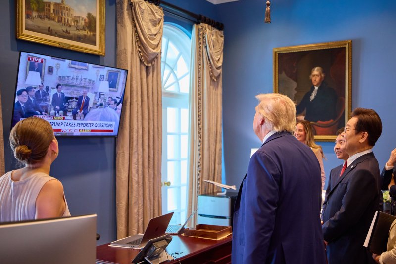 이재명 대통령과 도널드 트럼프 미국 대통령이 지난 8월 25일(현지시간)미국 워싱턴DC 백악관에서 함께 뉴스 시청을 하고 있다. 대통령실 제공