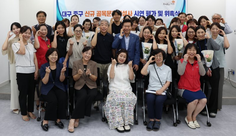 늘어나는 외국인 관광 수요에 대응하기 위해 대구 도심에 골목문화바카라사이트 검증 17명이 신규로 배치된다. 신규 골목문화바카라사이트 검증 위촉식 모습. (대구 중구 제공. 재판매 및 DB 금지)/뉴스1