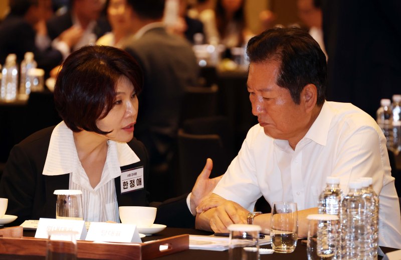 정청래 더불어민주당 대표와 한정애 정책위의장이 28일 인천 중구 파라다이스시티 컨벤션센터 그랜드볼룸에서 열린 2025년 정기국회 대비 민주당 국회의원 워크숍에서 대화를 하고 있다. 뉴시스