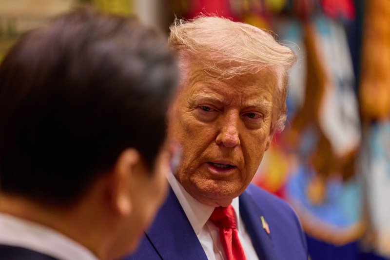 이재명 대통령이 8월 25일 미국 워싱턴 DC 백악관에서 열린 한미 정상회담에서 도널드 트럼프 미국 대통령(오른쪽)의 발언을 듣고 있다.뉴스1