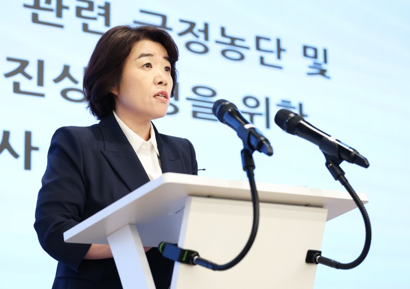 윤석열 전 대통령 부인 김건희 여사와 관련한 각종 의혹 사건을 수사하는 민중기 특별검사팀 오정희 특검보가 26일 오후 서울 종로구 KT광화문빌딩에 마련된 특검 사무실에서 정례 브리핑을 하고 있다. 2025.8.26/뉴스1 ⓒ News1 오대일 기자