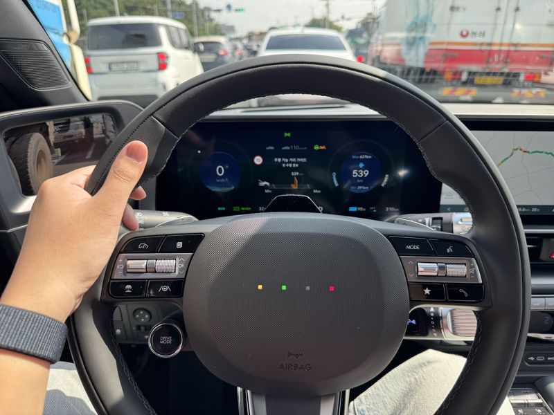 더 뉴 아이오닉 6 스티어링 휠을 잡으몀 사이드 미러 모니터가 일부 가리는 점이 다소 아쉬웠다. 정원일 기자