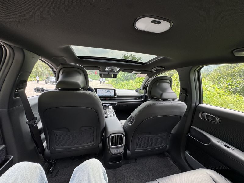 더 뉴 아이오닉 6 2열에 앉아도 다리 공간이 충분히 남는 모습. 정원일 기자