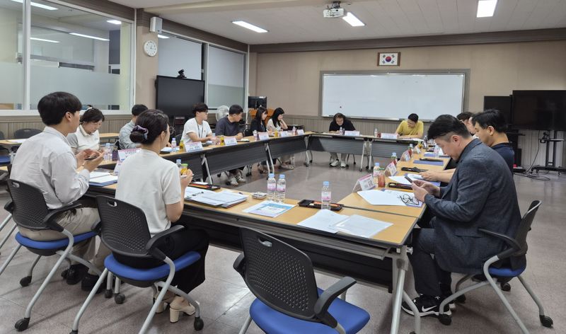 광주광역시교육청은 광주지역 직업계고 학생들을 '광주 5대 핵심 산업 인재'로 양성하고자 28일 취업지원센터 모둠활동실에서 '빛고을 직업교육 혁신지구' 실무자가 참석한 가운데 상반기 성과 공유 및 하반기 교육과정 운영 협의를 진행했다고 밝혔다. 광주광역시교육청 제공