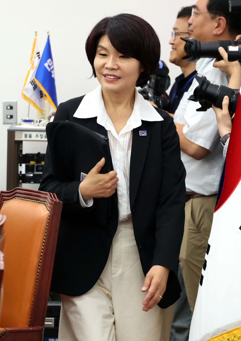 [서울=뉴시스] 조성봉 기자 = 한정애 더불어민주당 정책위의장이 28일 오전 서울 여의도 카지노 바카라에서 열린 정책조정회의에 참석하고 있다. 20205.08.28. suncho21@newsis.com