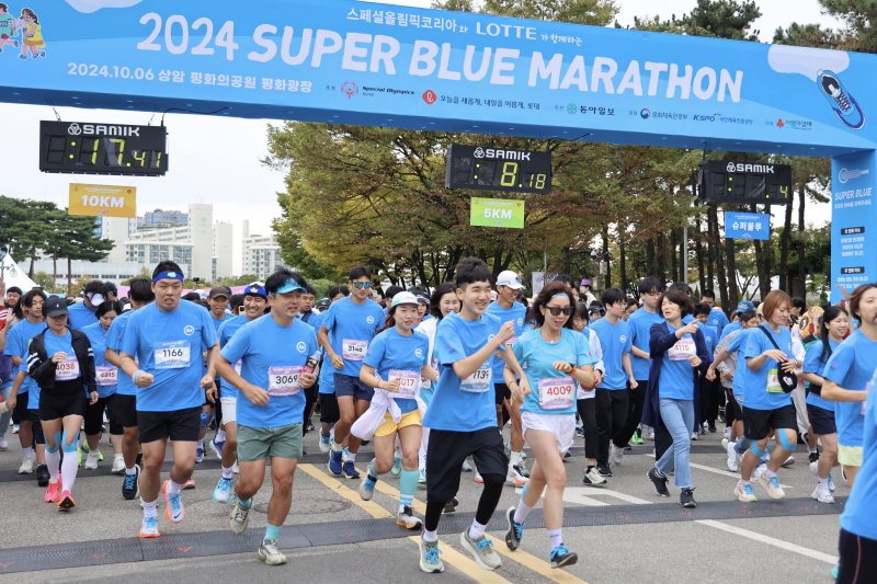 [서울=뉴시스] 지난해 10월 서울 마포구 평화의공원 일대에서 '2024 슈퍼 블루마라톤'을 개최해 참가자들이 힘차게 출발하고 있다.(사진=롯데 제공) *재판매 및 DB 금지