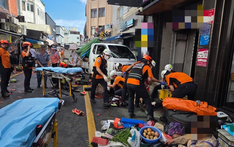 [해시 게임 바카라=뉴시스] 28일 오후 제주 해시 게임 바카라시 서귀동 매일올레시장에서 1t 트럭이 노점상을 치었다는 신고가 접수됐다. 출동한 119구조대가 부상자 이송 준비를 하고 있다. (사진=제주도소방안전본부 제공) 2025.08.28. photo@newsis.com *재판매 및 DB 금지