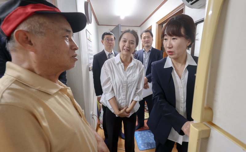 강윤진 국가보훈부 차관이 28일 오후 민관협업을 통한 고령 독거 유공자 고독사 종합대책 관련 정책 현장점검을 위해 서울시 중구에 위치한 국가유공자 유유술씨 자택을 방문해 AI 안부를 확인하는 센서 기기를 설치한 뒤 설명을 듣고 있다. 국가보훈부 제공