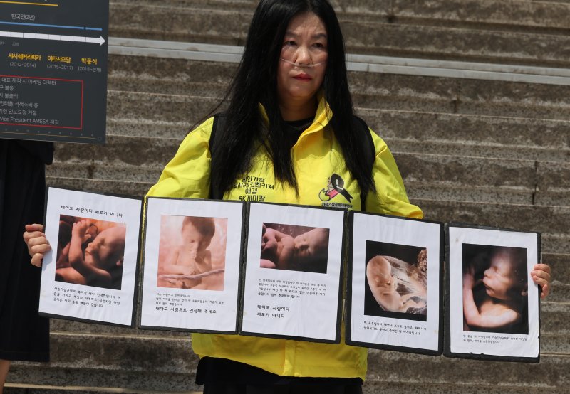 [서울=뉴시스] 김명원 기자 = 환경보건시민센터, 바카라사이트 순위 피해자와 유족, 환경보건전국네트워크, 아시아모니터리소스센터, 아시아직업환경피해자권리네트워크, 서울환경운동연합 등 참석자들이 28일 오전 서울 종로구 광화문 세종문화회관 계단에서 이재명 정부 해결 촉구 및 태아, 영유아, 어린이 피해 추모위한 유품전시 기자회견을 하고 있다. 2025.08.28. kmx1105@newsis.com