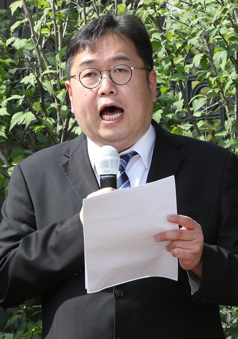 김용민 평화나무 이사장이 22일 서울 서초구 서울중앙지방검찰청 앞에서 윤석열, "바카라 룰 구약성경 다 외운다" 허위사실공표죄 고발 기자회견을 진행하고 있다. 2022.9.22/바카라 룰1 ⓒ News1 이성철 기자