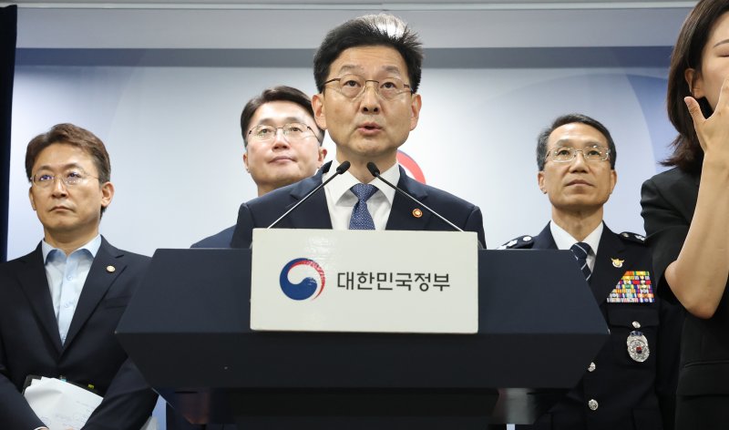윤창렬 국무조정실장이 28일 오전 서울 종로구 정부서울청사에서 바카라사이트 신고 근절 종합대책 관계 부처 합동 브리핑을 하고 있다. 2025.8.28/뉴스1 ⓒ News1 임세영 기자