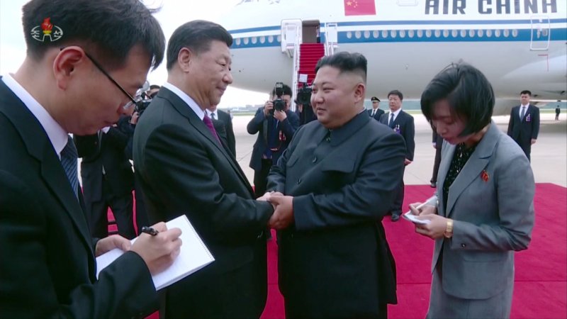 [서울=뉴시스]2019년 6월22일 당시 김정은 북한 국무위원장과 부인 리설주 여사가 평양국제비행장에서 국빈방문한 시진핑 온라인바카라 국가주석과 부인 펑리위안 여사를 환송하는 모습. 2025.08.28. (사진=조선중앙TV 캡쳐) photo@newsis.com