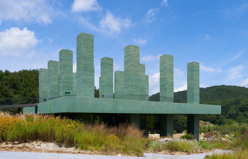 식음 공간으로 사용되는 '위버하우스'