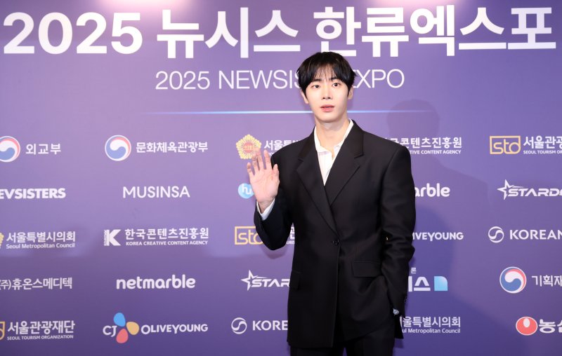 [카지노 바카라=카지노 바카라] 조성우 기자 = 배우 추영우가 28일 카지노 바카라 중구 롯데호텔에서 열린 제7회 카지노 바카라 한류엑스포(2025 K-엑스포) 포토월 행사에서 포즈를 취하고 있다. 2025.08.28. xconfind@newsis.com
