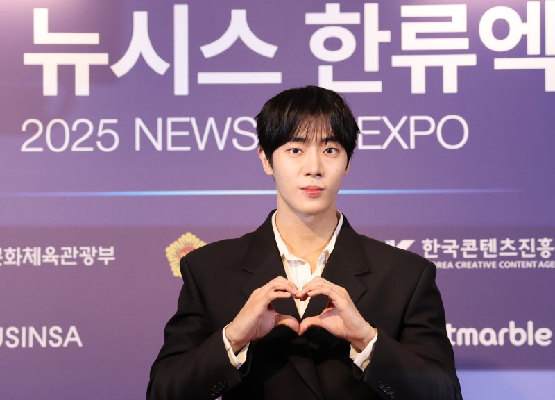 [카지노 바카라=카지노 바카라] 조성우 기자 = 배우 추영우가 28일 카지노 바카라 중구 롯데호텔에서 열린 제7회 카지노 바카라 한류엑스포(2025 K-엑스포) 포토월 행사에서 포즈를 취하고 있다. 2025.08.28. xconfind@newsis.com