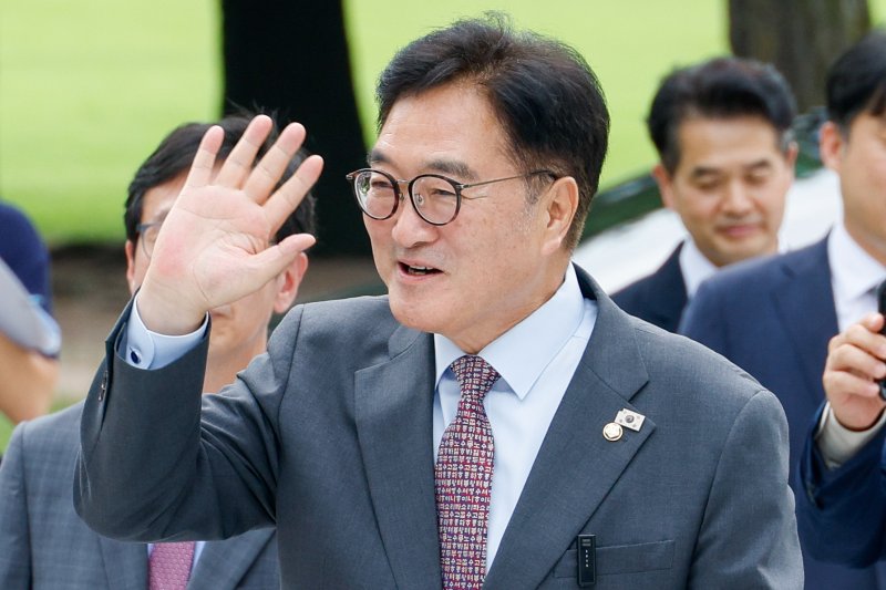 우원식 국회의장이 28일 서울 여의도 국회 독립기억광장에서 2025년도 국회 대학(원)생 아카데미 바카라사이트 총판자들과 대화를 위해 입장하고 있다. 2025.8.28/바카라사이트 총판1 ⓒ News1 안은나 기자