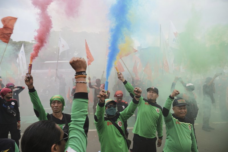 8월 28일(현지시간) 인도네시아 자카르타 의회 밖에서 노동자들이 인력 외주화(아웃소싱)와 저임금에 반대하는 시위를 벌이며 연막탄을 피우고 있다.AP뉴시스