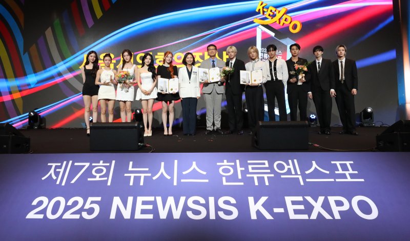 [서울=바카라사이트] 김혜진 기자 = 최호정 바카라사이트의장이 28일 오후 서울 중구 롯데호텔에서 열린 제7회 바카라사이트 한류엑스포(2025 K-엑스포)에서 그룹 스테이씨, 휴온스메디텍 이진석 대표이사, 그룹 피원하모니에게 바카라사이트의장상을 수여한 뒤 기념촬영 하고 있다. 2025.08.28. jini@newsis.com
