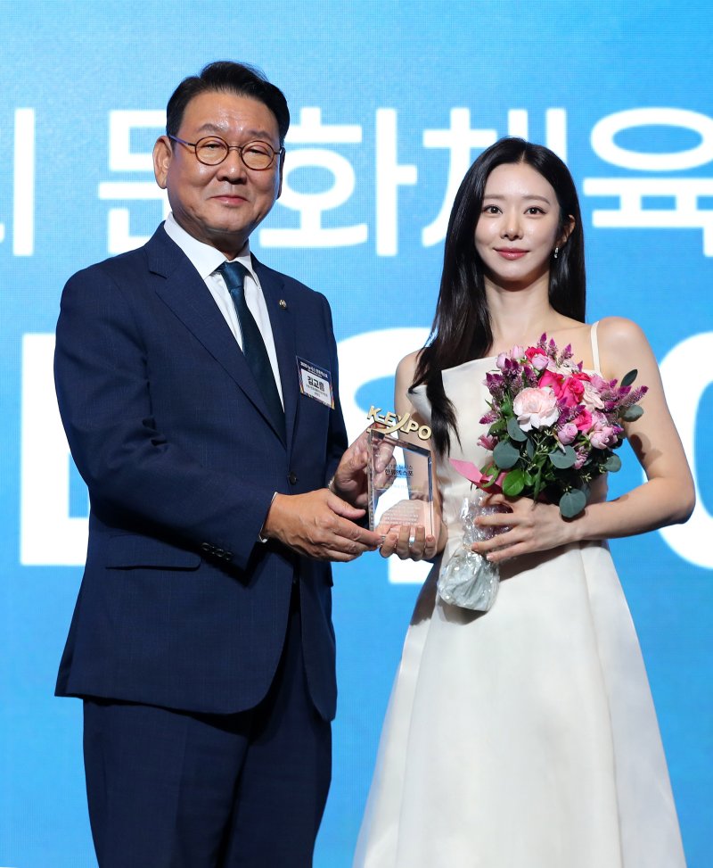 [서울=뉴시스] 김혜진 기자 = 김교흥 국회 문화체육관광위원장이 28일 오후 서울 중구 롯데호텔에서 열린 제7회 뉴시스 한류엑스포(2025 K-엑스포)에서 배우 이주빈에게 국회 문화체육관광위원장상을 수여한 뒤 기념촬영 하고 있다. 2025.08.28. jini@newsis.com